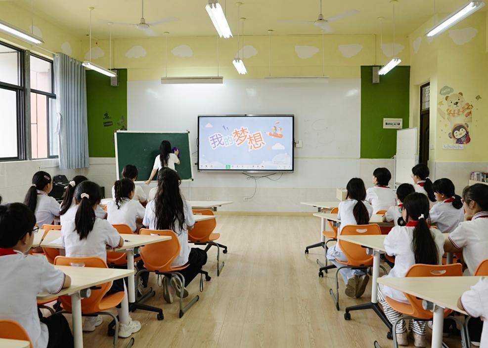 半天妖回訪燈塔小學，見證首批夢想教室畢業生啟程