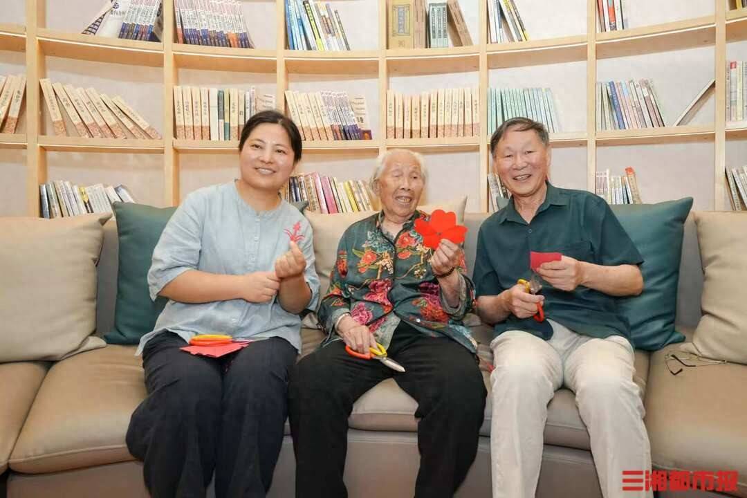 107歲“剪紙奶奶”：喜歡讀書打牌，最愛旅遊散心