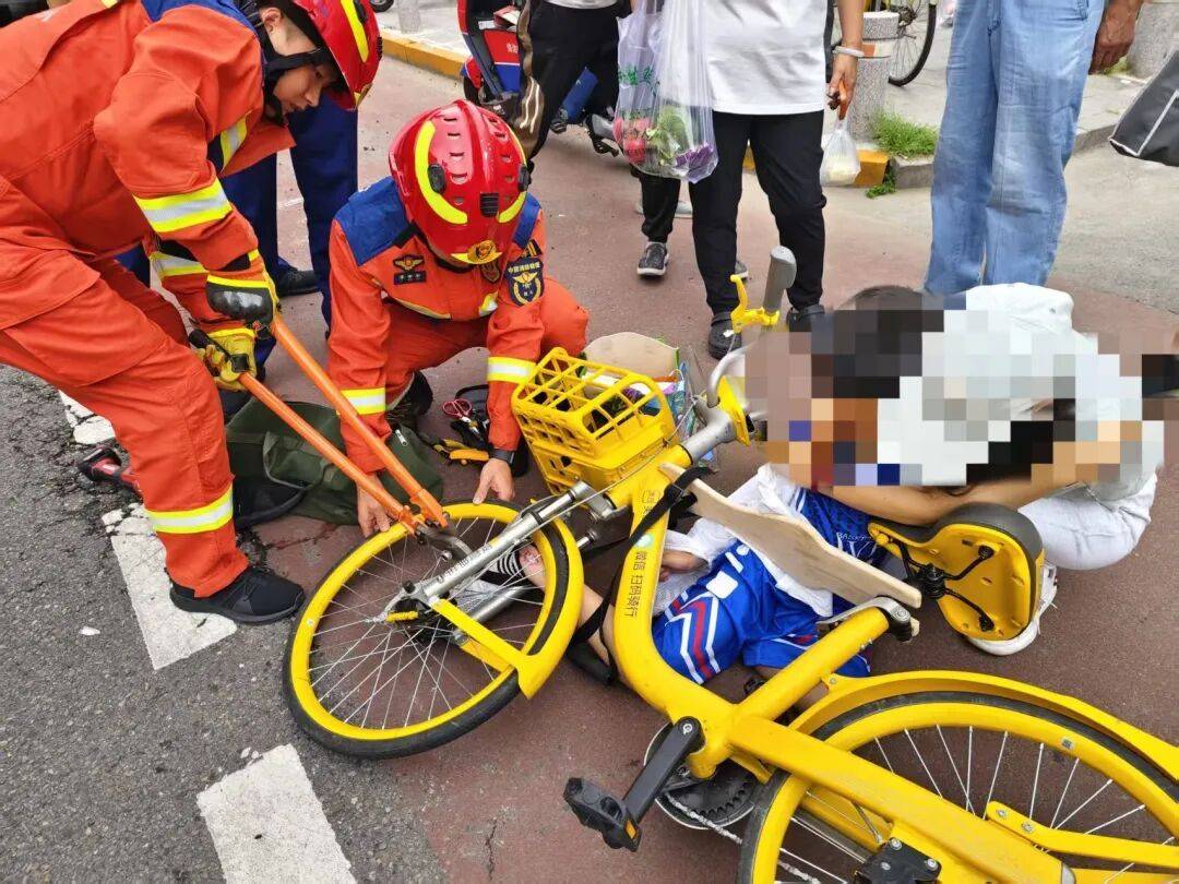 孩童腳踝卡共享單車輪轂，信達中心小型站消防員快速破拆暖心救援