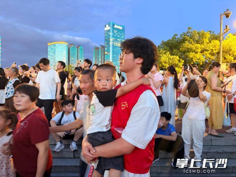 原創2700名長沙青年志願者護航暑期文明旅遊