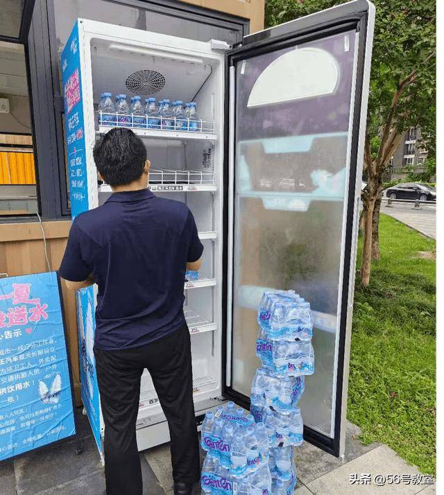 烈日炎炎，他們給快遞小哥建了一個“避暑小屋”！