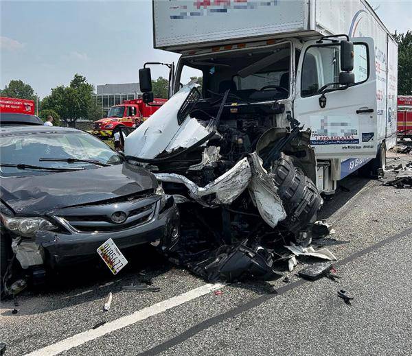 美國搬家卡車失控連撞十多輛車：一特斯拉Cybertruck被攔腰截斷