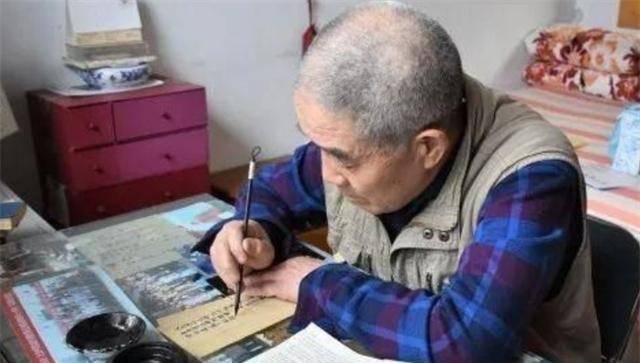 原創七旬老漢苦練書法50年，耗時8年手抄400萬字，卻被批浪費時間？