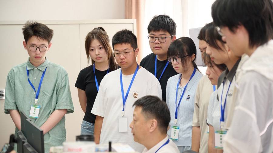 高考出分後如何被大學錄取？10名考生代表參觀高招錄取現場