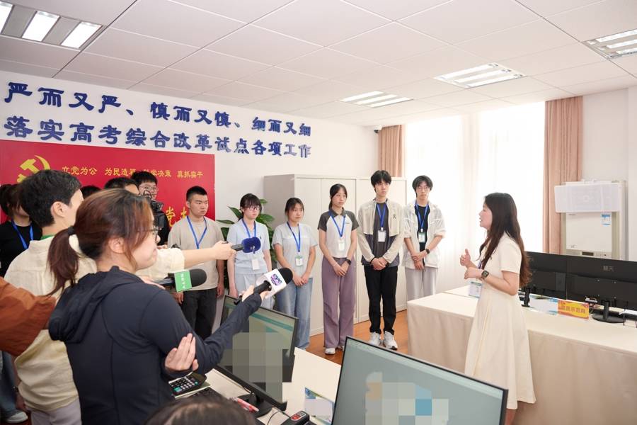 高考出分後如何被大學錄取？10名考生代表參觀高招錄取現場
