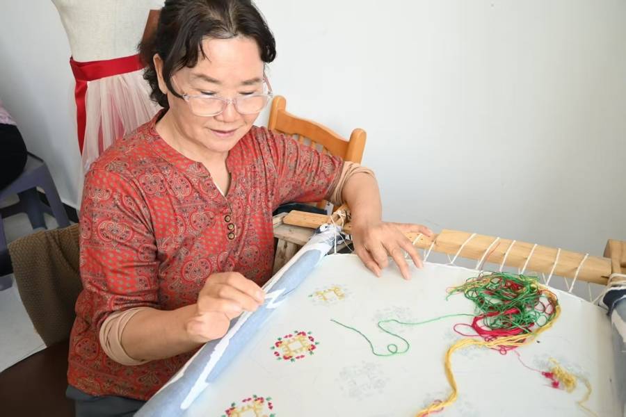 非遺刺繡“闖進”世界盃 上海交大聯合多方推出FIFA文創