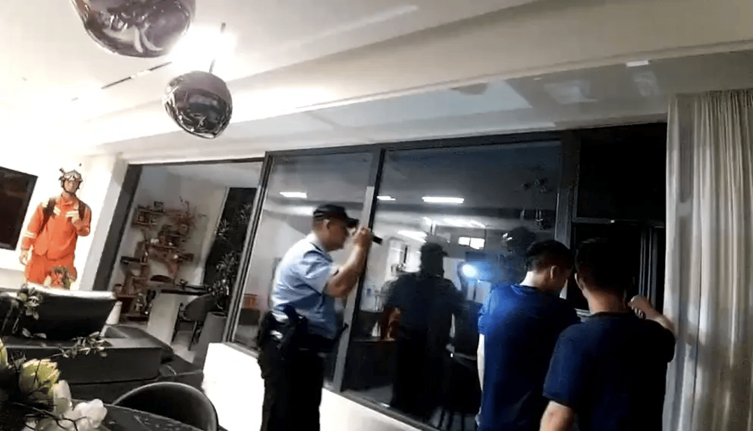 裝修封頂把工友封進夾層？德陽一工人被封樓層間隔，民警消防成功營救