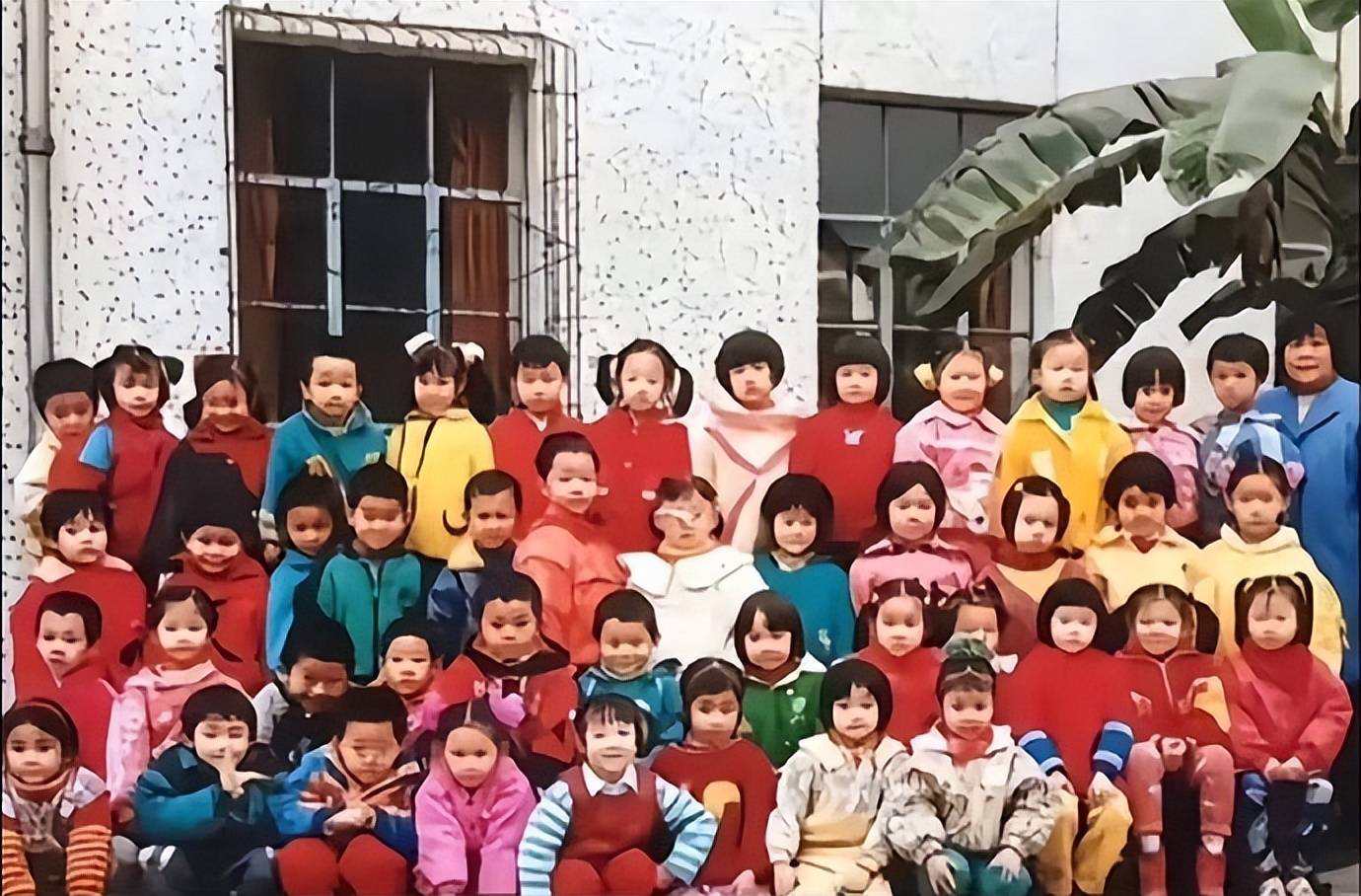 原創肖戰大學時期一張“路過卻被拉去合影”的畢業照引關注