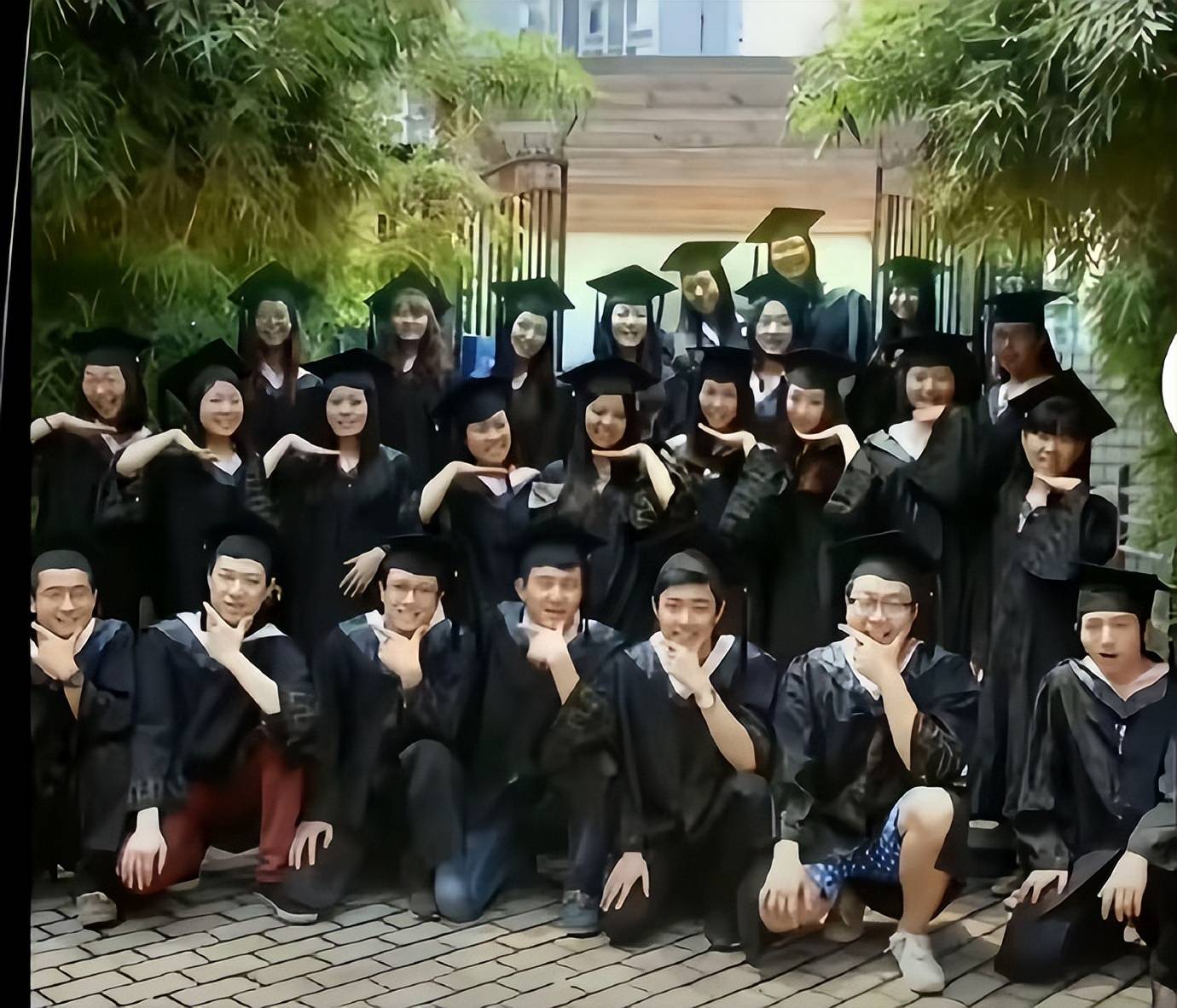原創肖戰大學時期一張“路過卻被拉去合影”的畢業照引關注