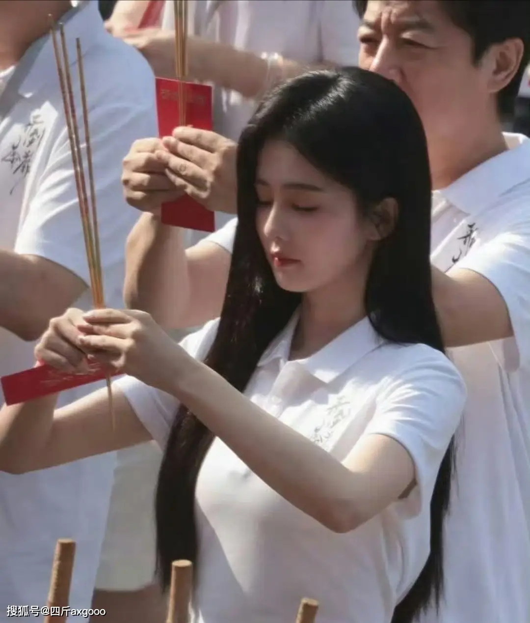 原創女星白鹿開機現場摔倒，自嘲低估舞蹈高度並報平安，堅持參加活動