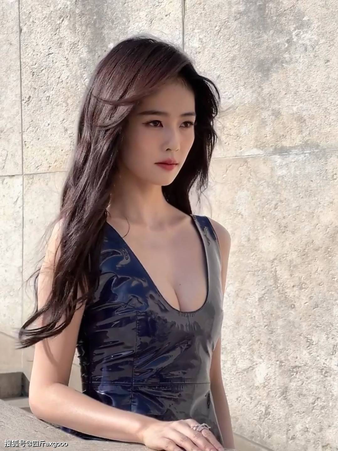 原創女星白鹿開機現場摔倒，自嘲低估舞蹈高度並報平安，堅持參加活動