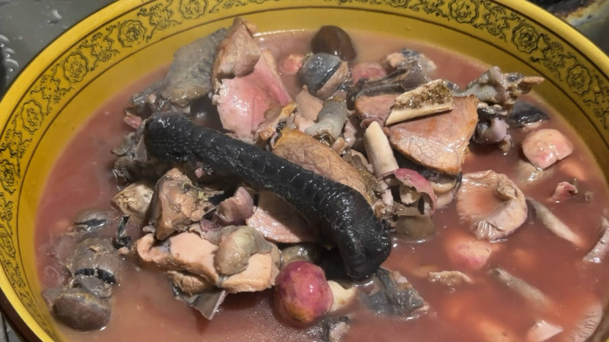 臨滄鳳慶縣：雨季限定美食——紅菌煮雞