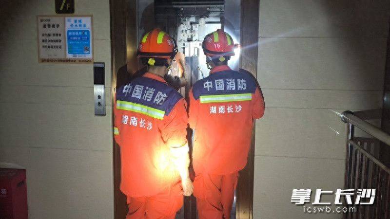 原創電梯卡層多人被困，雨花消防快速施救