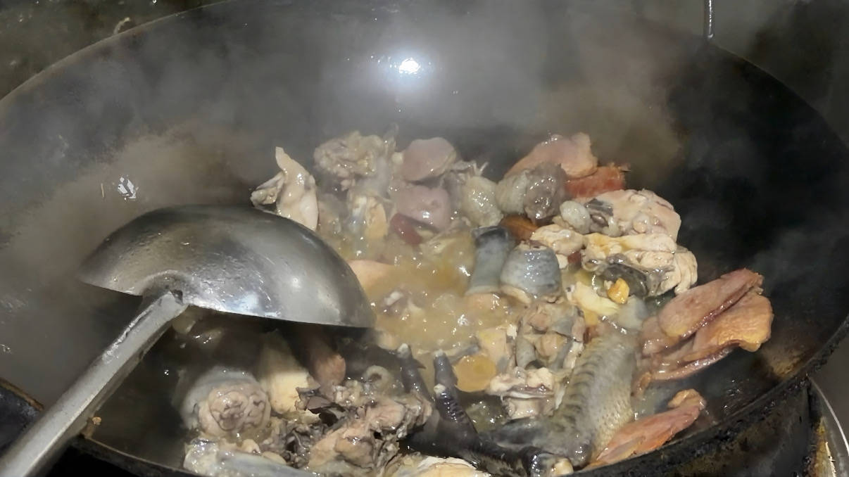 臨滄鳳慶縣：雨季限定美食——紅菌煮雞