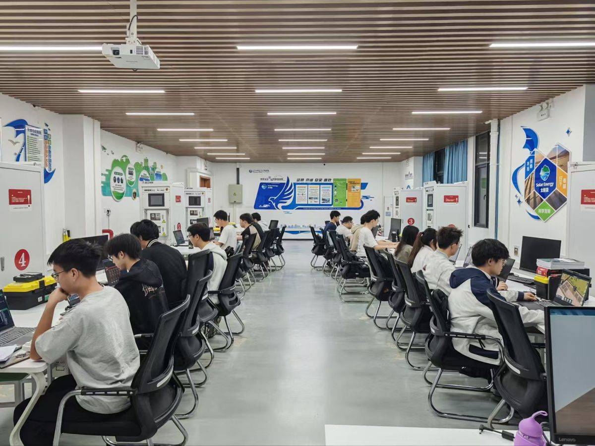 高中同校，大學同班 畢業後雙雙考入國家電網