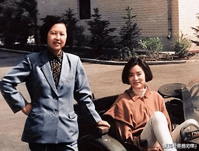 原創老照片：林青霞聲名鵲起，姐姐只是河南小學教師，1990年姐妹倆在長春相見，相擁而泣