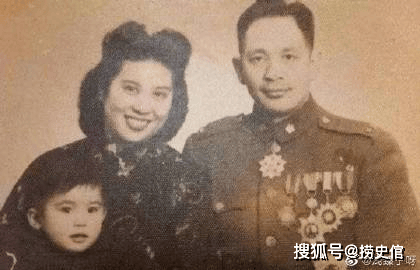 原創老照片：林青霞聲名鵲起，姐姐只是河南小學教師，1990年姐妹倆在長春相見，相擁而泣