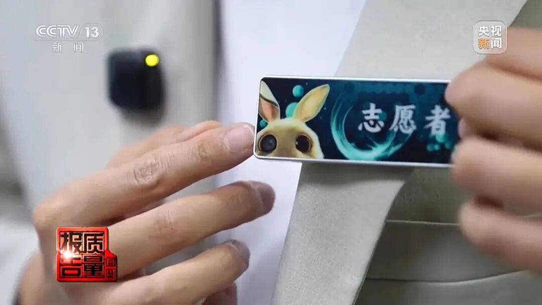 一對情侶租房後，發現床鋪上方有針孔攝像頭，2人報警