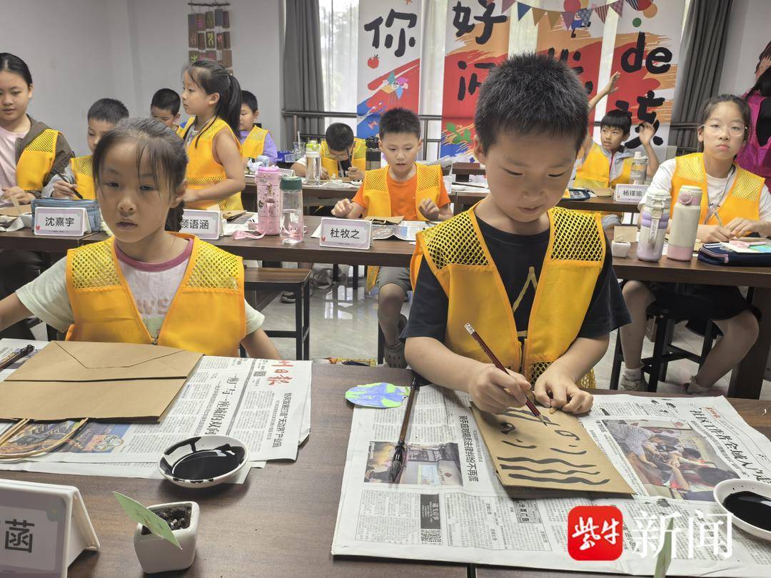 蘇州市相城區黃橋街道:筆墨玩出新花樣 牛皮紙袋上解鎖趣味書法