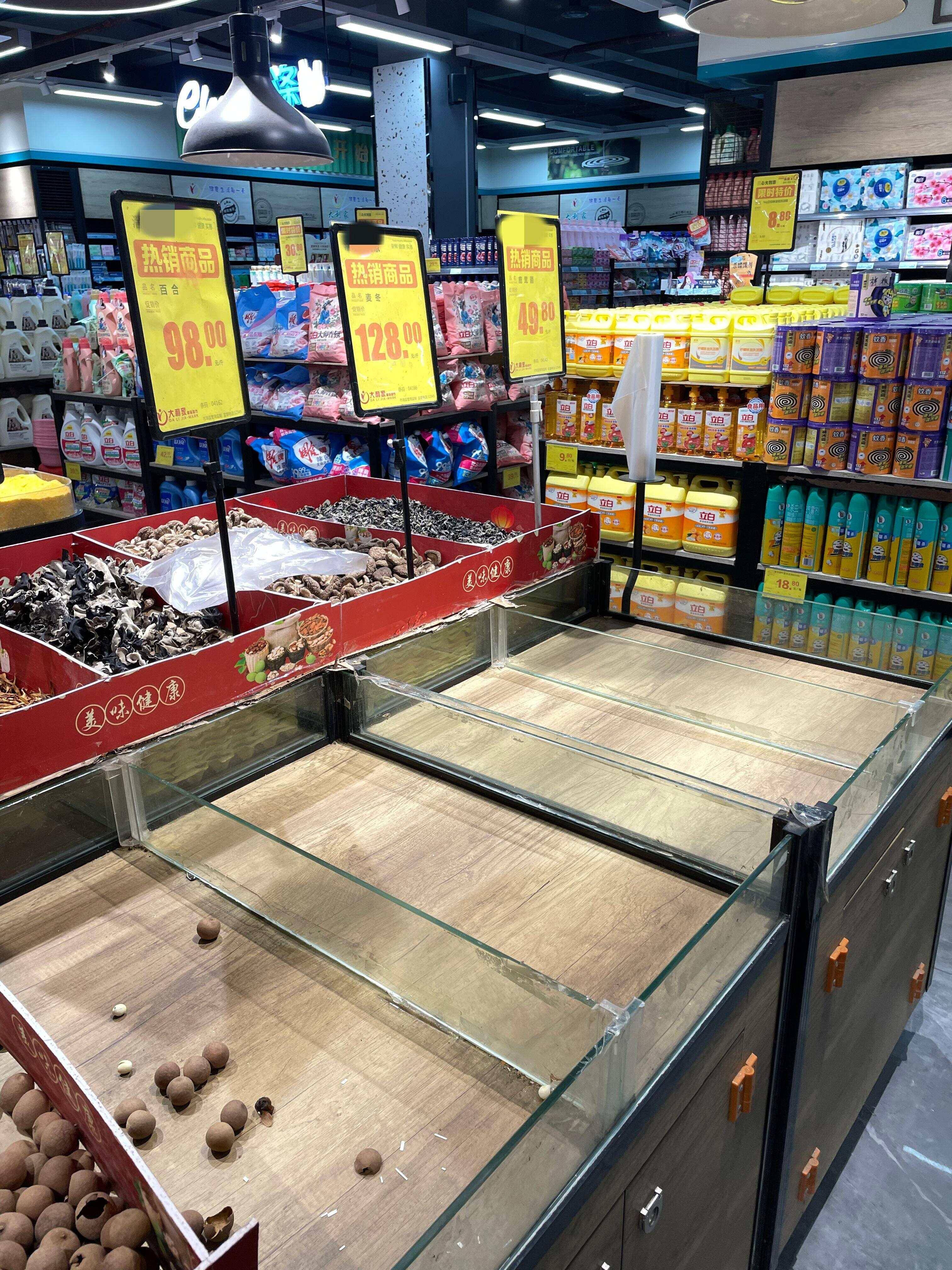 廣州一市民將寵物狗放超市乾貨架後續：超市負責人還原事件過程，不打算追責狗主｜魚眼·熱點