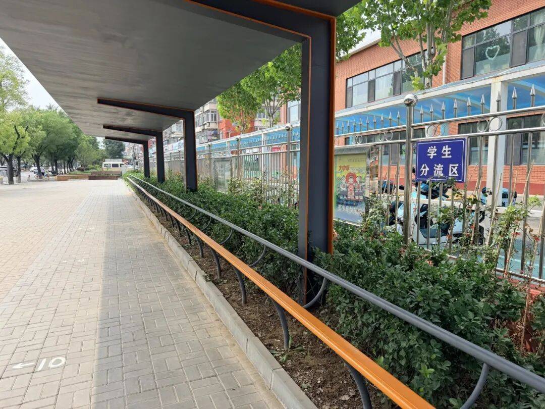 石園小學門口“一根杆長椅”走紅，網友建議“全國推廣”