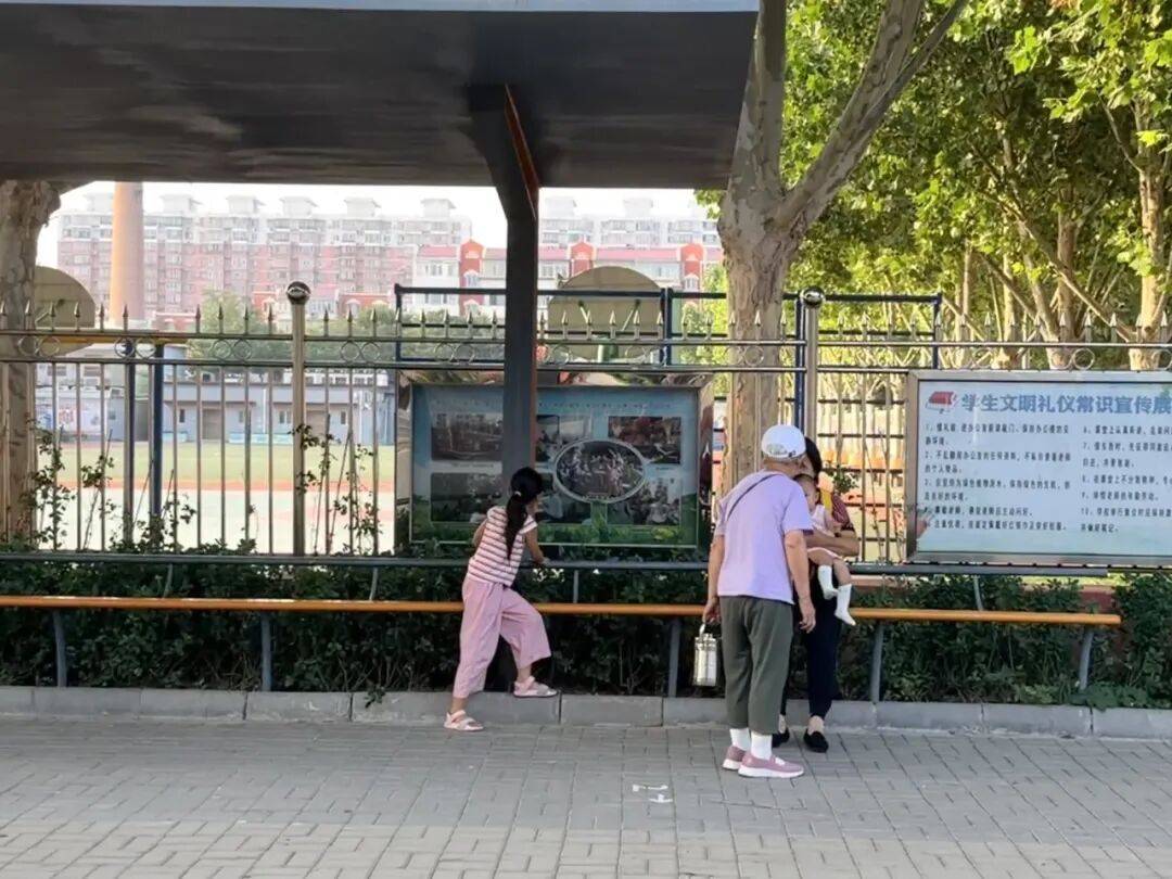 石園小學門口“一根杆長椅”走紅，網友建議“全國推廣”