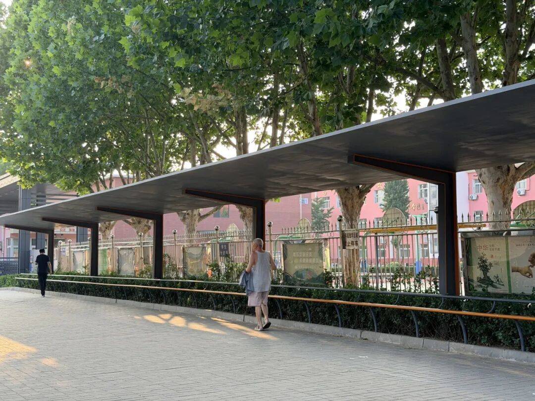 石園小學門口“一根杆長椅”走紅，網友建議“全國推廣”