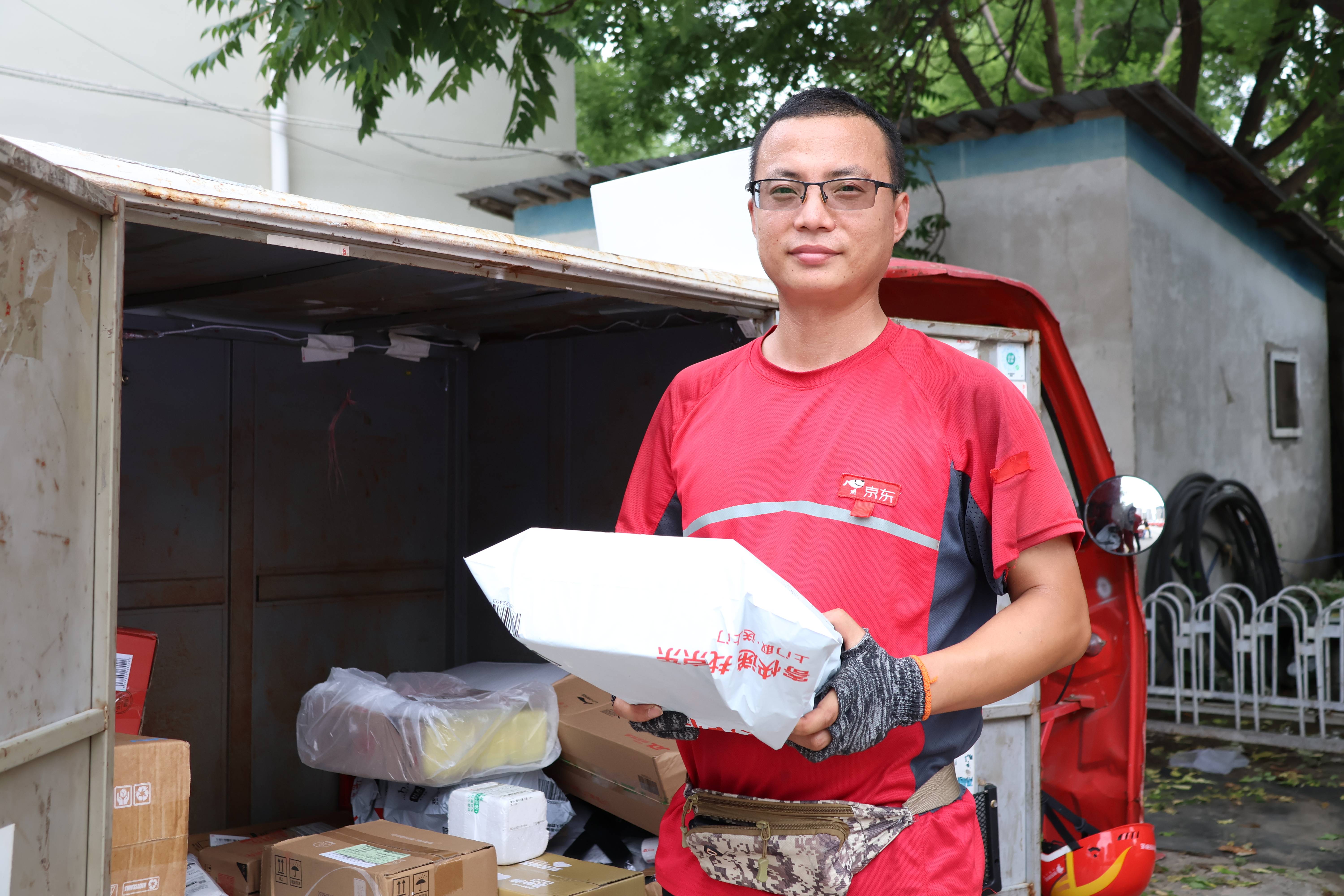 小哥8年負責同一小區快遞收送，成了居民眼中的“自家人”