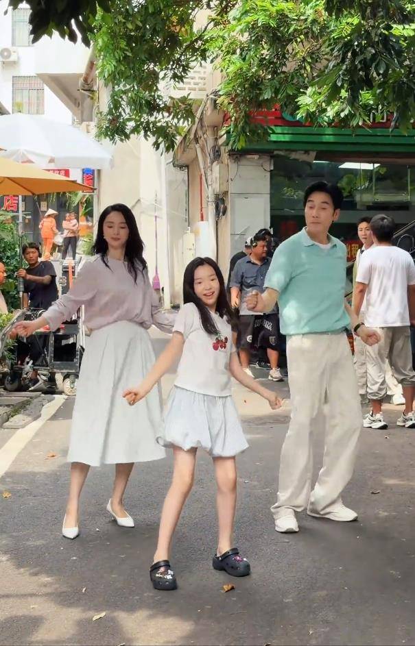原創林依輪和董璇小酒窩合拍功夫女足舞蹈，被網友誤認成張維伊，本人火速回應：“我 是我！林依輪！唱歌那個！”