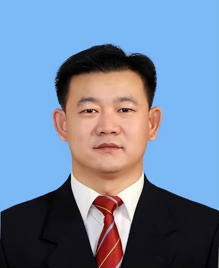 原市教育局黨組成員，任大學黨委書記