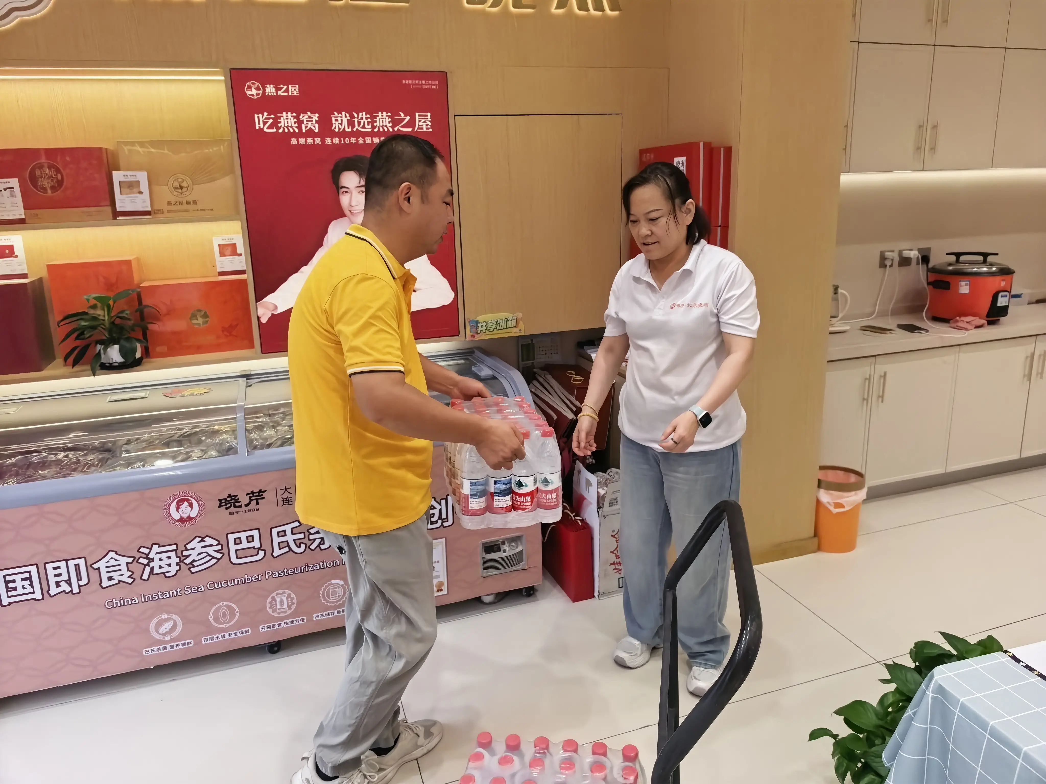 昌平快遞小哥6000瓶礦泉水為“共享冰箱”續清涼