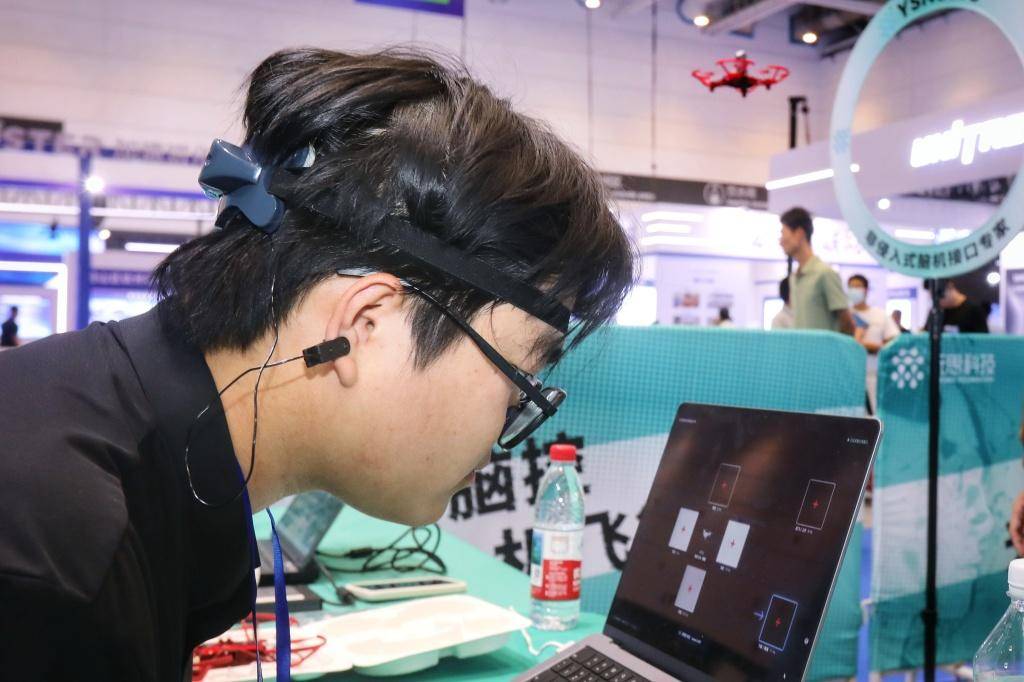 電博會炫酷體驗應接不暇：腦機介面、AI眼鏡、模擬駕駛艙吸睛無數