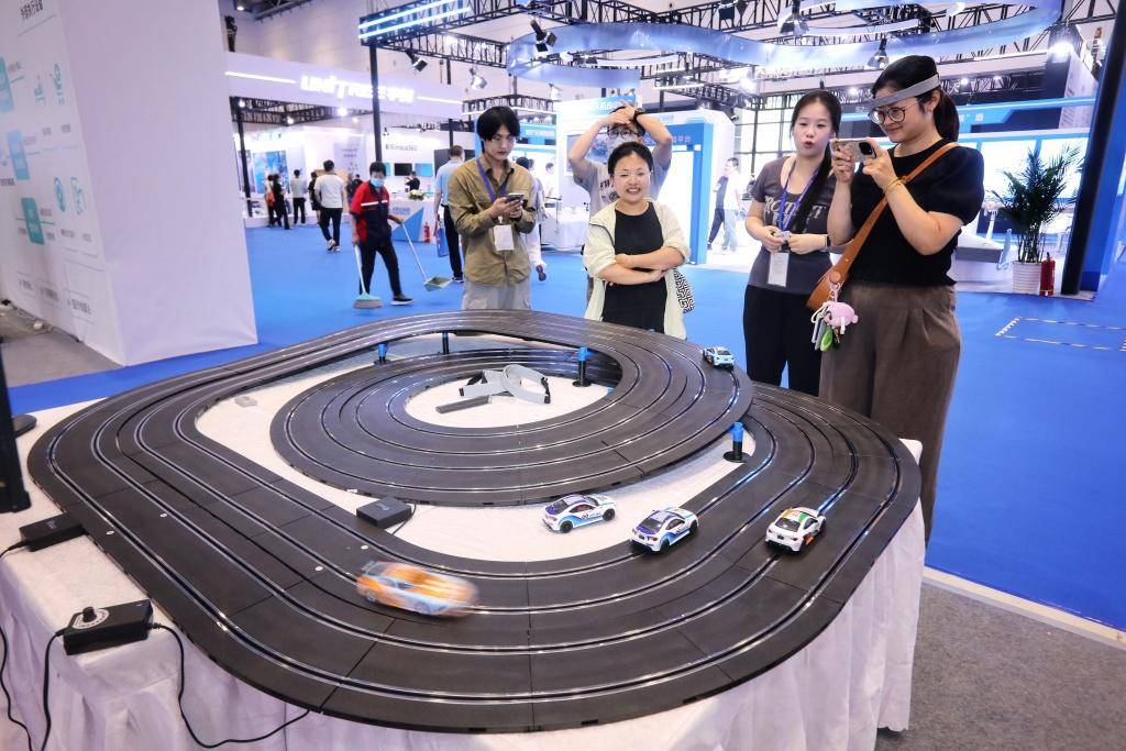 電博會炫酷體驗應接不暇：腦機介面、AI眼鏡、模擬駕駛艙吸睛無數