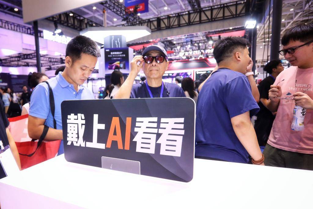 電博會炫酷體驗應接不暇：腦機介面、AI眼鏡、模擬駕駛艙吸睛無數
