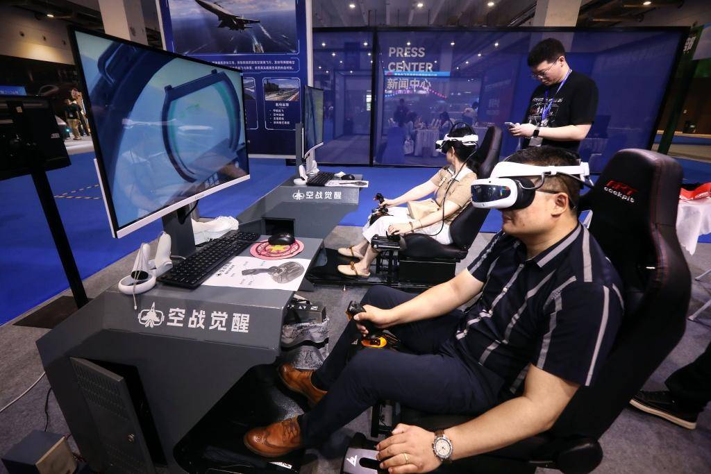 電博會炫酷體驗應接不暇：腦機介面、AI眼鏡、模擬駕駛艙吸睛無數