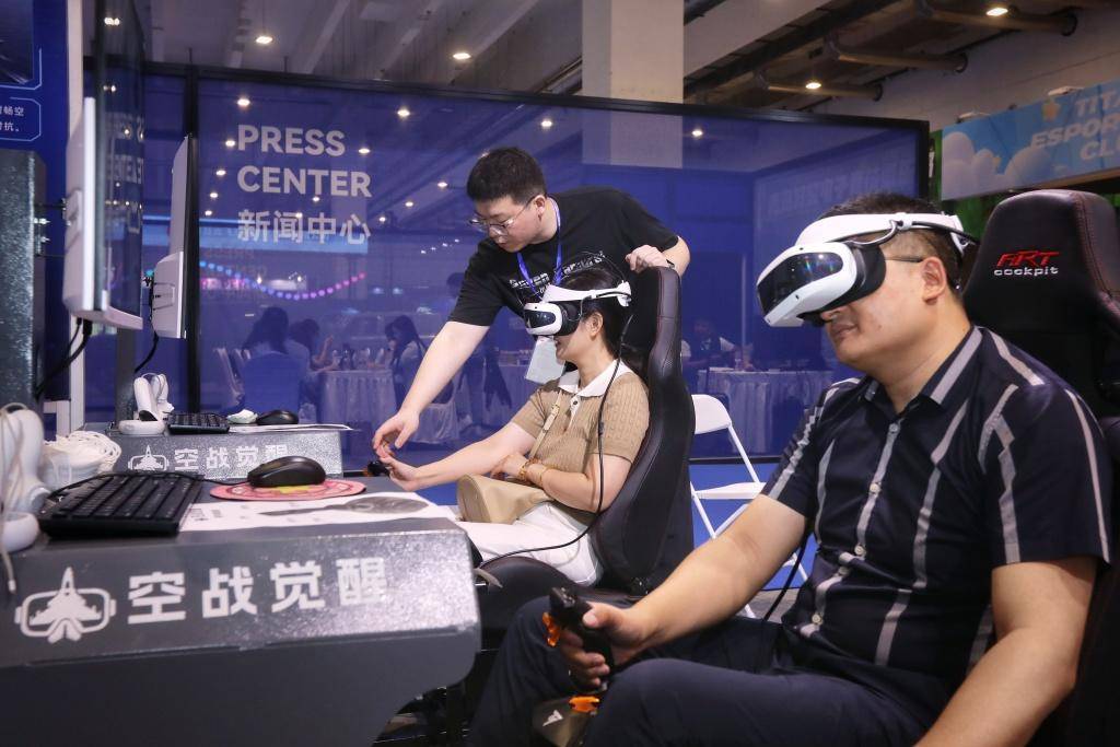電博會炫酷體驗應接不暇：腦機介面、AI眼鏡、模擬駕駛艙吸睛無數
