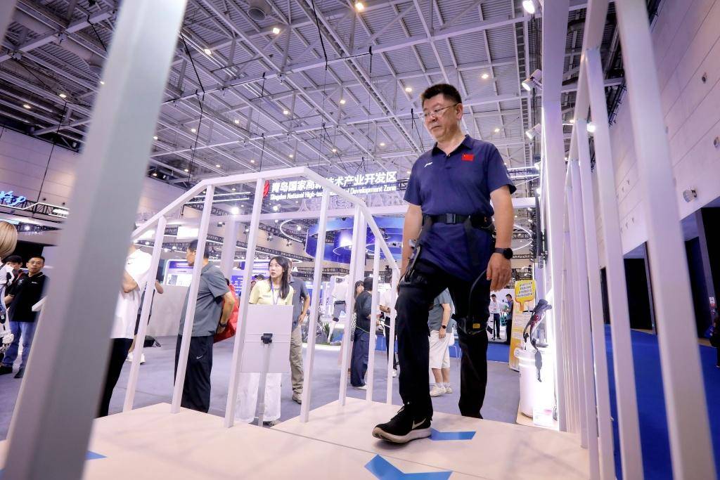 電博會炫酷體驗應接不暇：腦機介面、AI眼鏡、模擬駕駛艙吸睛無數