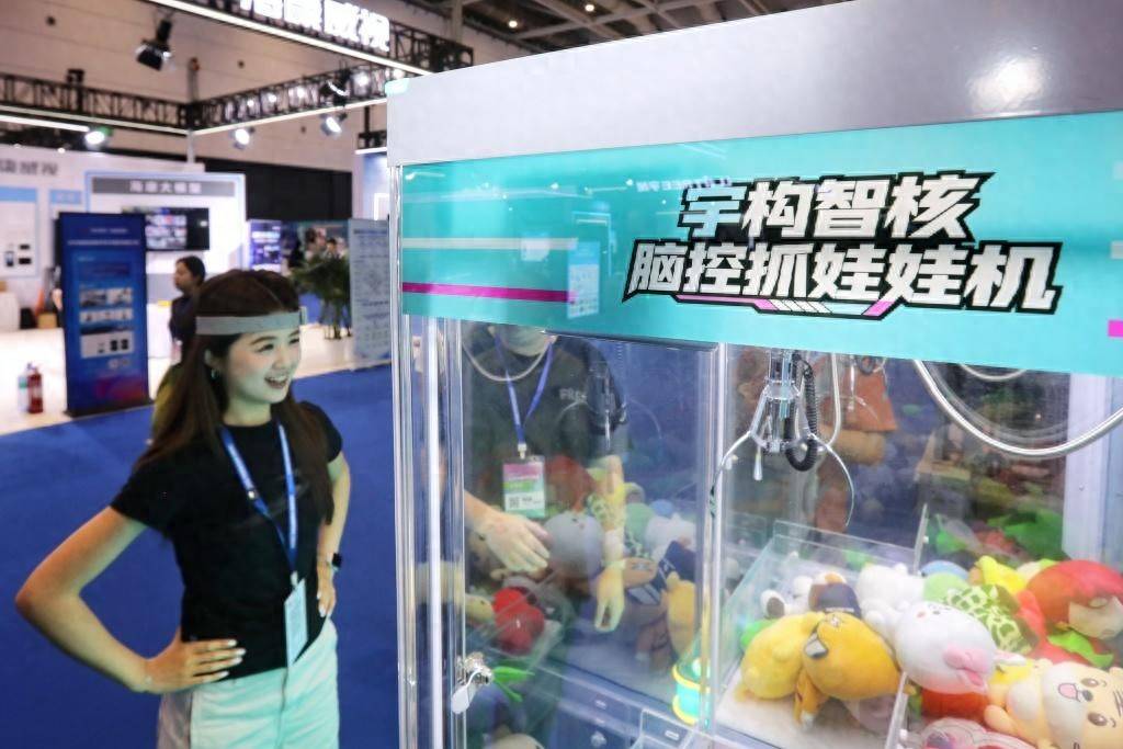 電博會炫酷體驗應接不暇：腦機介面、AI眼鏡、模擬駕駛艙吸睛無數