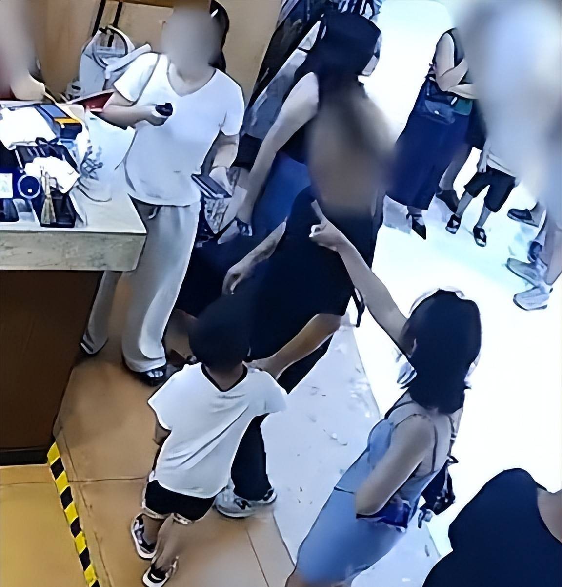 原創摸臀女已徹底社死！賬號被封正臉曝光，過往事主發聲，留學恐無望