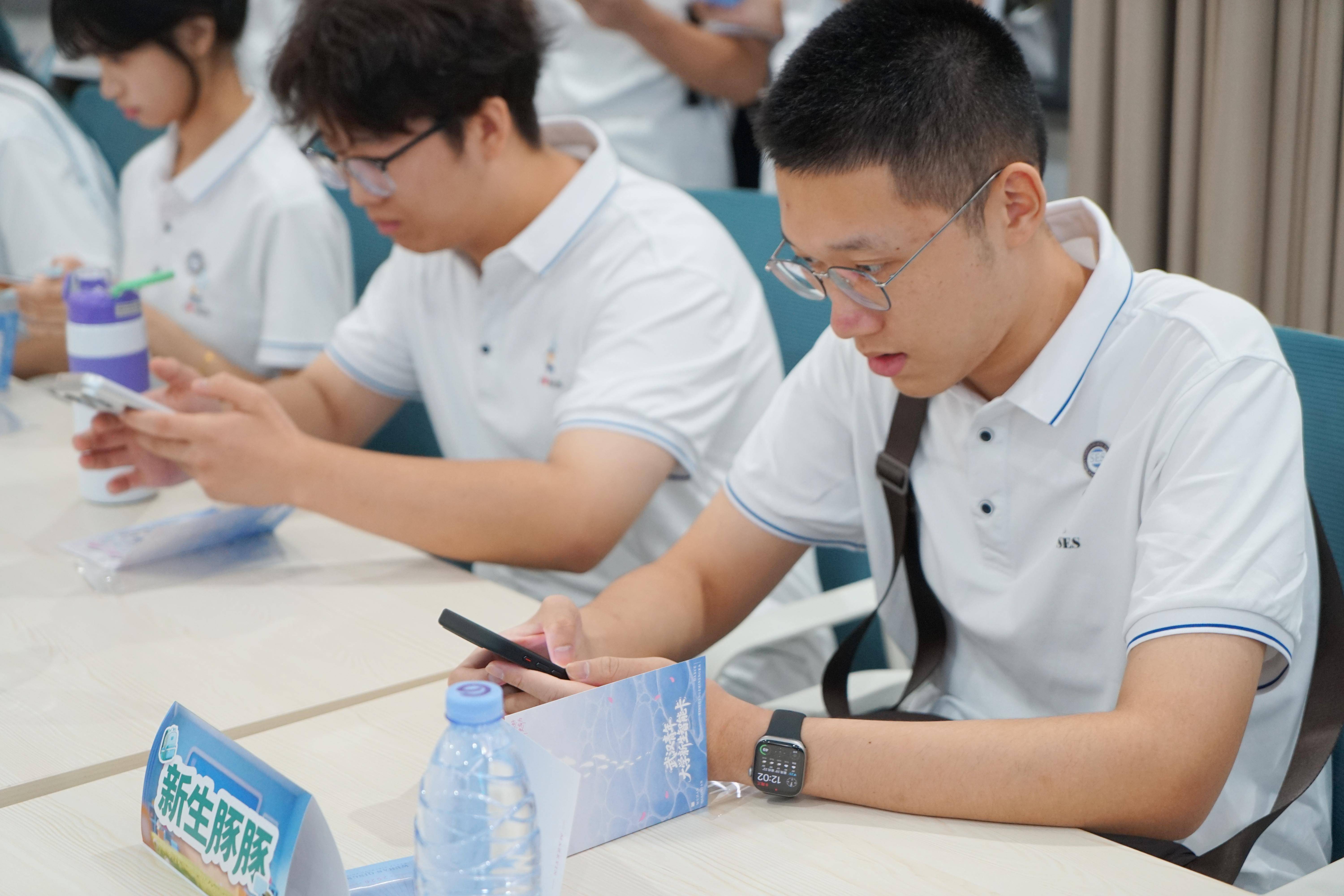 武漢為大學新生髮放40餘萬張智慧卡