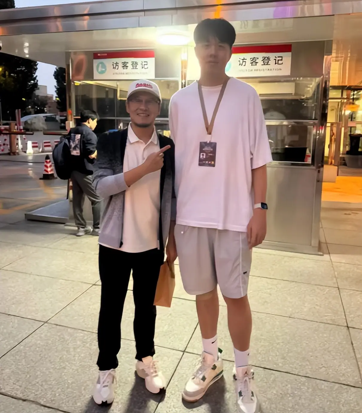 原創王熙麟近照，身高2米05，大學畢業，天賦不如王治郅，已放棄籃球