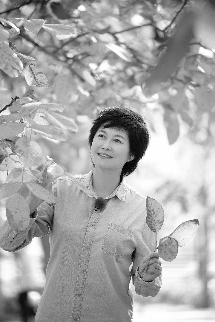 敬一丹曾出版圖書十餘本，出版社同仁：“她寫每一部書都有一種使命感！”