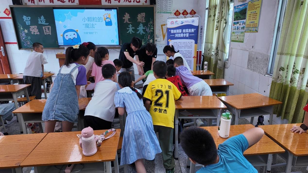 從深圳龍崗到河源龍川，這群大學生用專業科普點燃鄉村少年科學夢