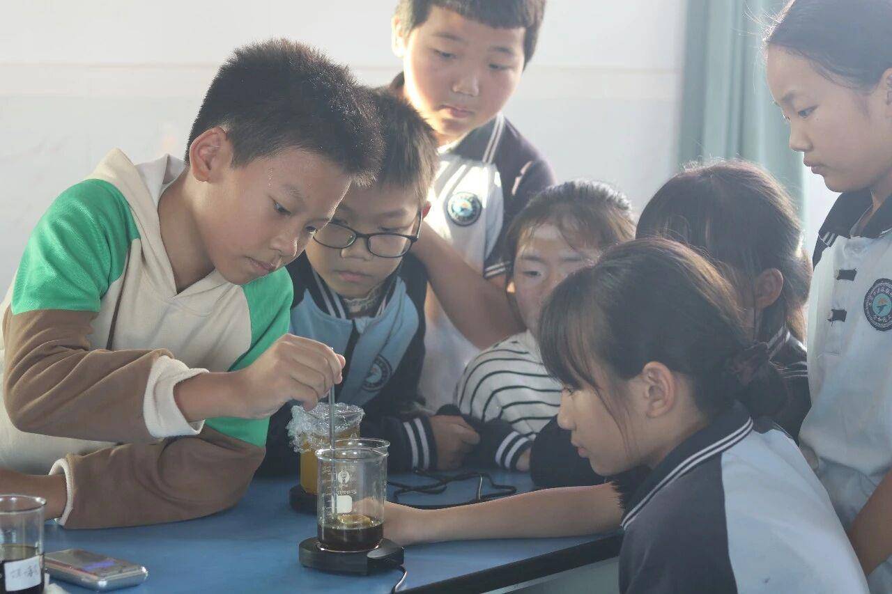 小學生自制薄荷膏寄去邊疆，邊防官兵捎來了特別的禮物