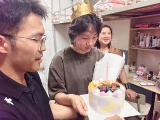 報到日撞上18歲生日，大學把生日會開進新生宿舍