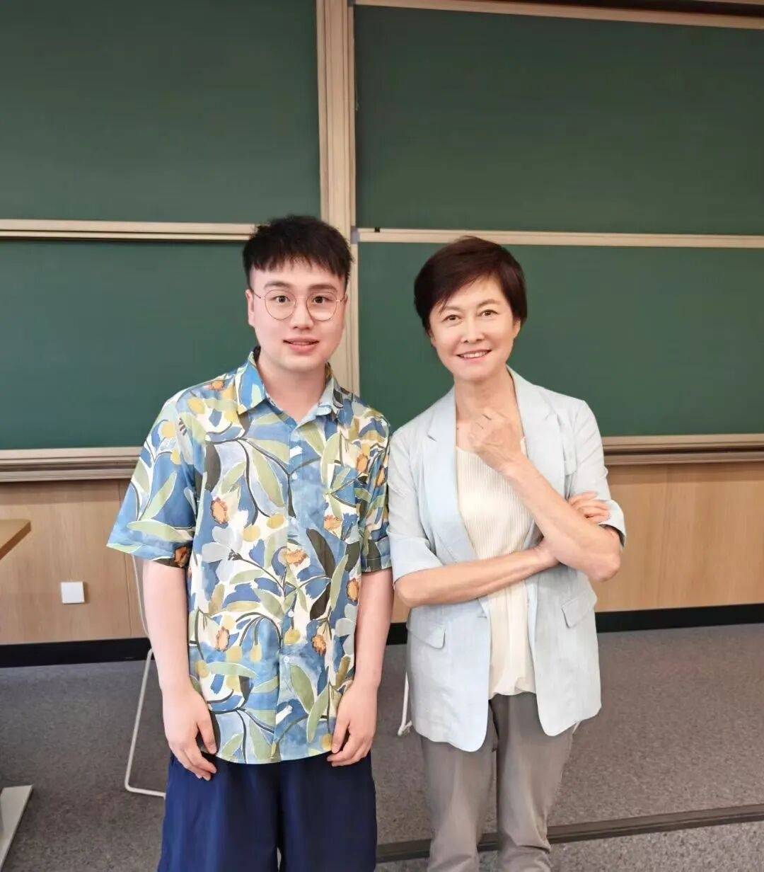 因大學生的一個問題，敬一丹改變退休安排：曾懼怕新媒體，後來督促大學生要擁抱挑戰