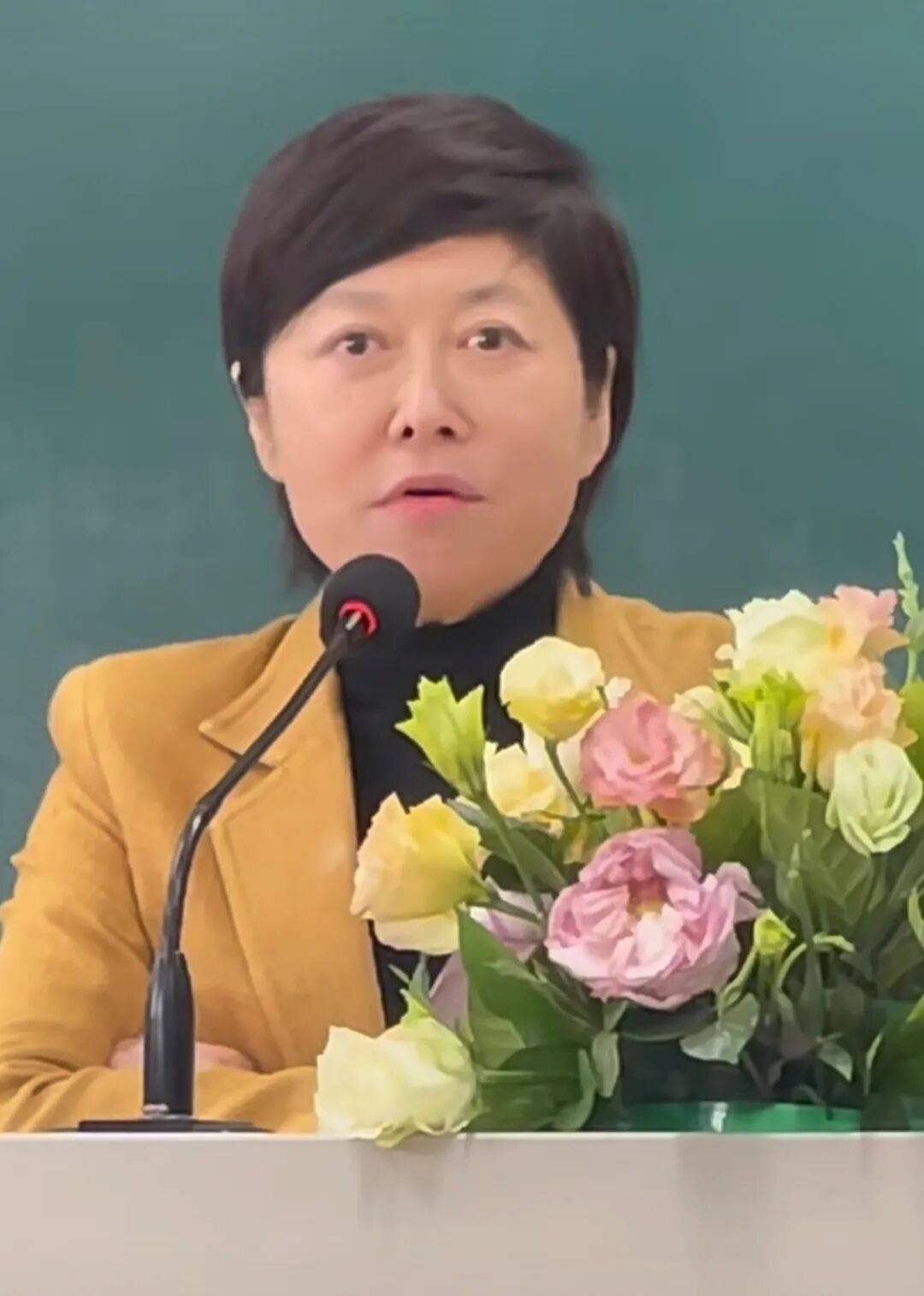 因大學生的一個問題，敬一丹改變退休安排：曾懼怕新媒體，後來督促大學生要擁抱挑戰