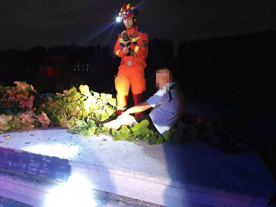 中年男子腿部卡入水泥預製板縫隙 消防緊急救助