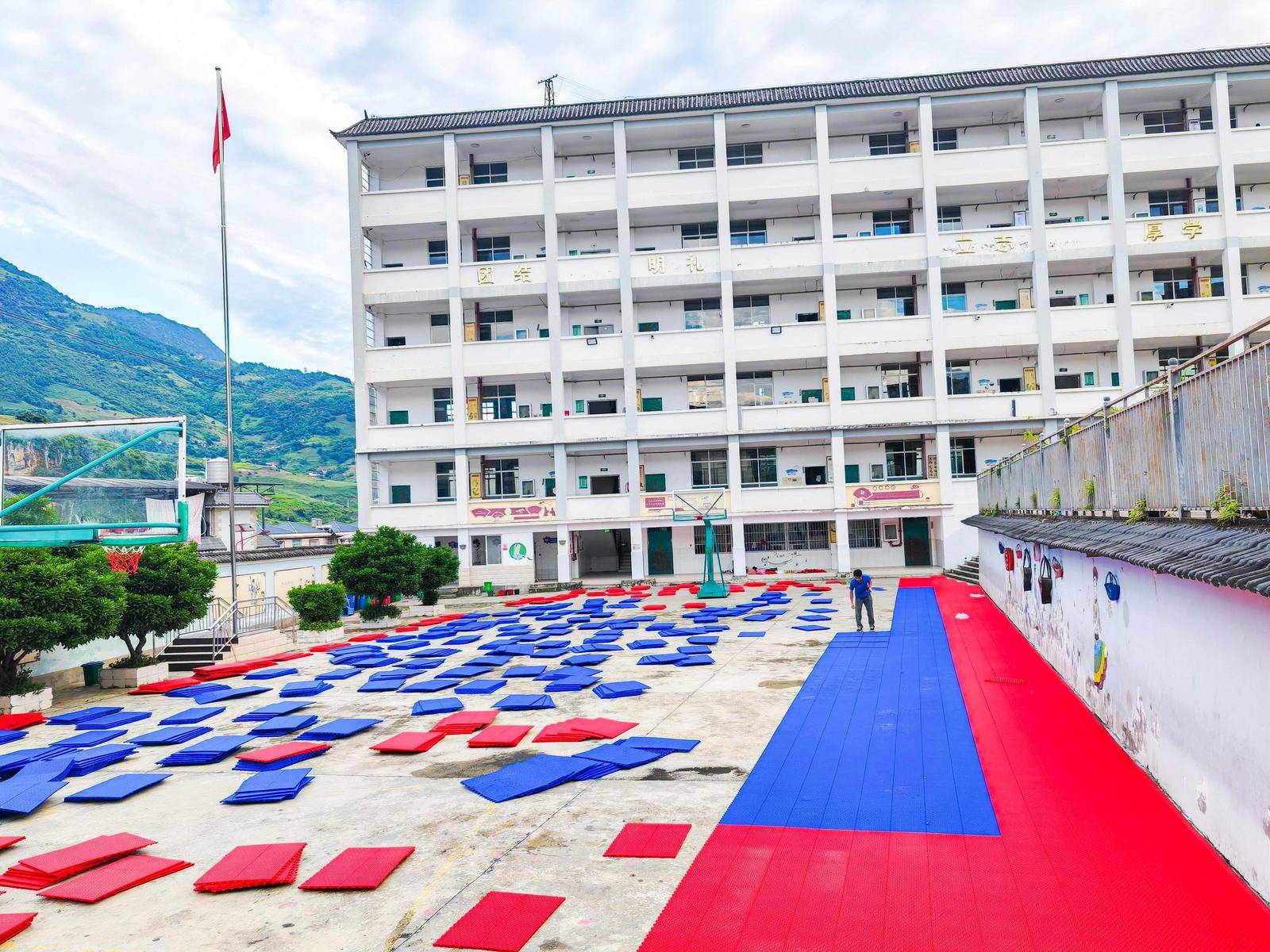 滬滇攜手送溫情！瀘水新建完小663平方米懸浮地板運動場煥新投用