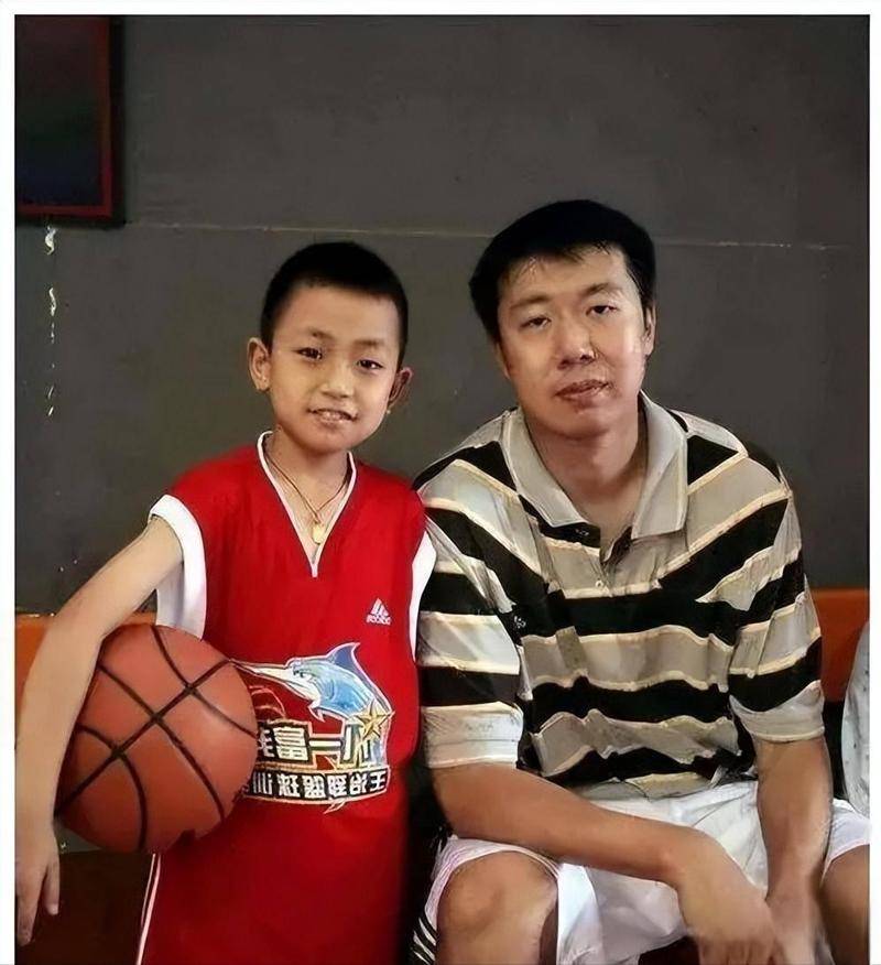 原創王熙麟近照，身高2米05，大學畢業，天賦不如王治郅，已放棄籃球